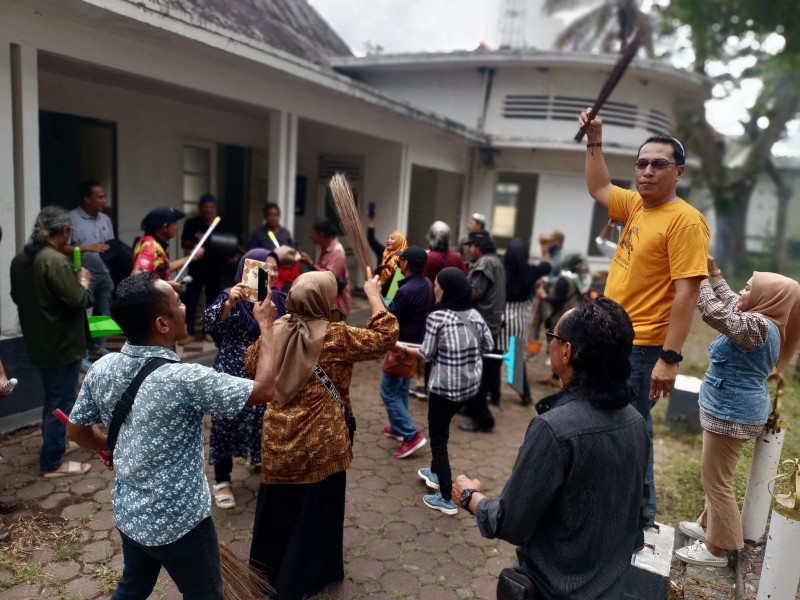 Rasa syukur seniman Palembang yang dianugerahi gedung kesenian, diwujudkan dengan cara membersihkan lingkungan dan dalam gedung kesenian (Balai Pertemuan) tersebut.