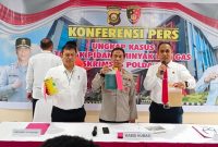 Dirreskrimsus Polda Sumsel AKBP Putu Yudha Prawira dalam keterangannya bersama Kabid Humas Kombes Supriadi saat memberikan keterangan terkait penangkapan pelaku pengoplos BBM jenis Solar dan Pertalite kepada wartawan , Rabu 21 Juni 2023.