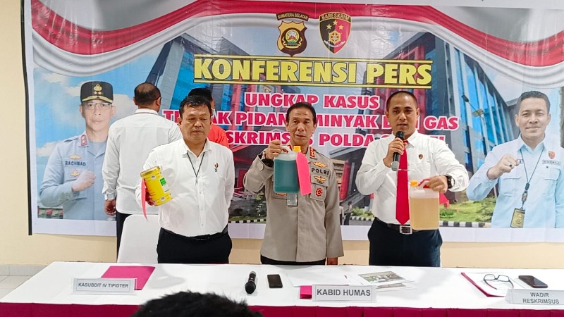 Dirreskrimsus Polda Sumsel AKBP Putu Yudha Prawira dalam keterangannya bersama Kabid Humas Kombes Supriadi saat memberikan keterangan terkait penangkapan pelaku pengoplos BBM jenis Solar dan Pertalite kepada wartawan , Rabu 21 Juni 2023.