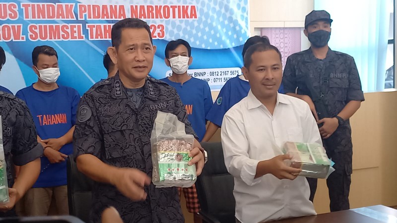 Dua tersangka, Rizky Septian [35] dan Tomi Nainggolan [42] terkena operasi tangkap tangan [OTT] Badan Narkotika Nasional Provinsi Sumatera Selatan [BNNP Sumsel] saat membawa 20 Kilogram narkoba jenis sabu jaringan Malaysia. 