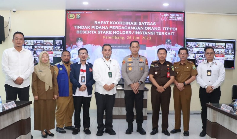 Wakapolda Sumsel Brigjen Pol M Zulkarnain SIK MSi ketika memimpin rapat di ruang Vicon lantai 2, Gedung Presisi Mapolda Sumsel, Senin 26 Juni 2023.