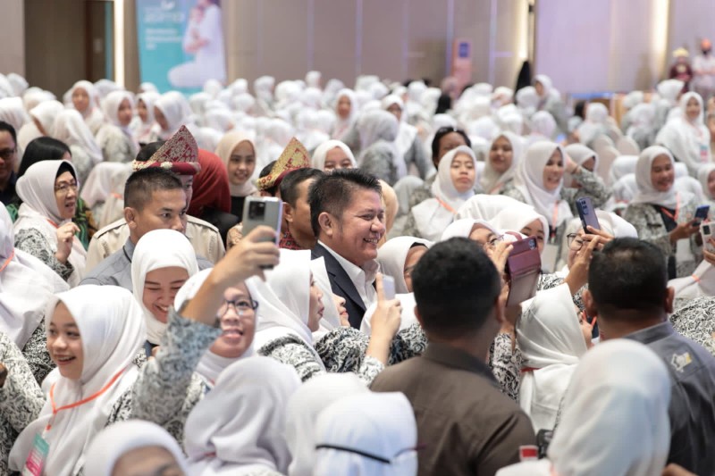 Gubernur  Herman Deru saat membuka Program Edukasi bidan dan Intervensi Stunting di Hotel Novotel Palembang, Selasa 27 Juni 2023.