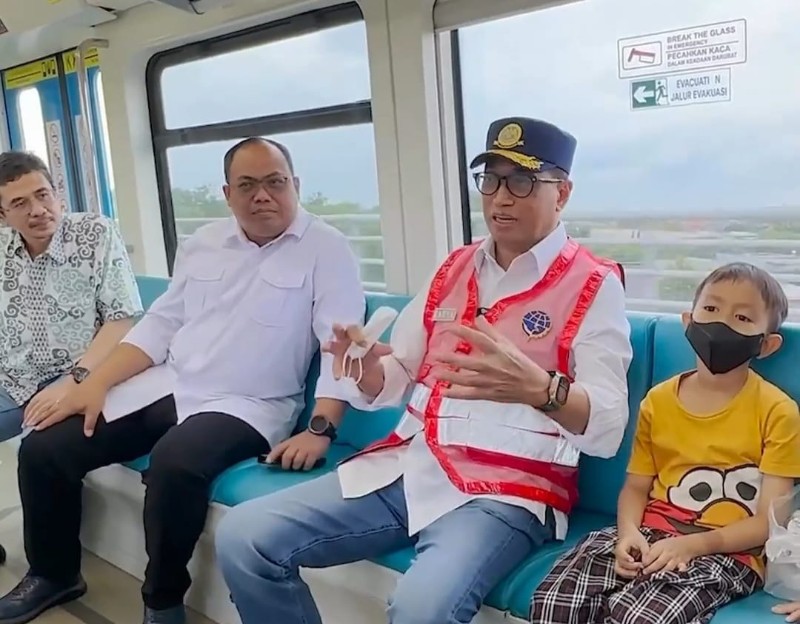 Menteri Perhubungan Budi Karya Sumadi saat menumpangi LRT [Light Rail Transit]