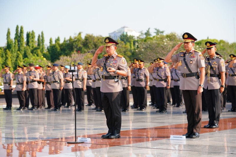Kapolri Jenderal Listyo Sigit Prabowo beserta Pejabat Utama [PJU] Mabes Polri berziarah serta tabur bunga ke Taman Makam Pahlawan [TMP] Kalibata, Jakarta Selatan, Jumat 30 Juni 2023.