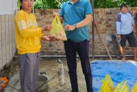 Pimpinan PT ALUP Drs Toto S Tambra membagikan hewan kurban kepada masyarakat sekitar OKU Timur