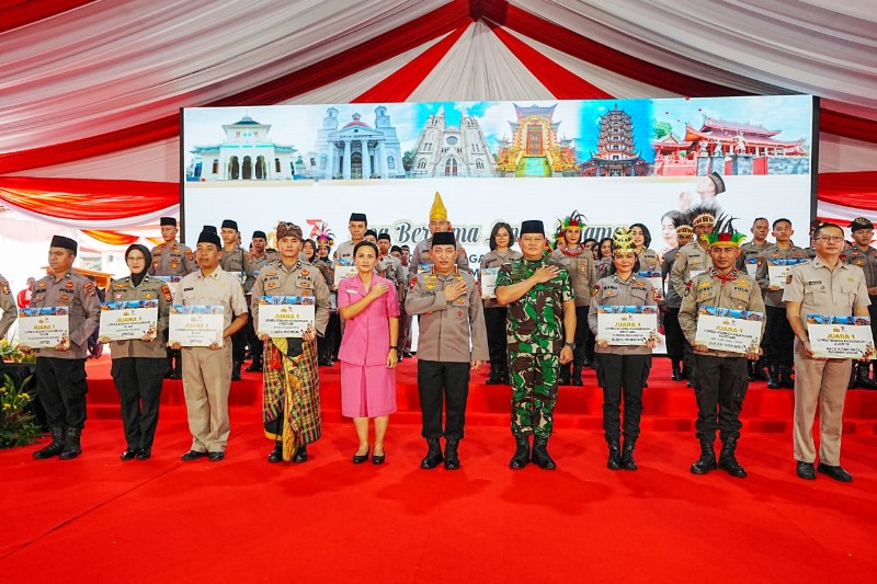 Kepolisian Negara Republik Indonesia [Polri] menggelar doa bersama dalam rangka Hari Bhayangkara ke-77 di Lapangan Bhayangkara Jakarta, Jumat 30 Juni 2023.