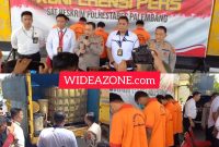 Keterangan Kapolrestabes Palembang Kombes Pol Harryo Sugihartono dengan awak media terkait penangkapan 11.015 liter [11 ton] BBM jenis Solar bersubsidi yang diangkut dengan tiga unit truk Mitsubishi Colt Diesel, termasuk lima tersangka. 