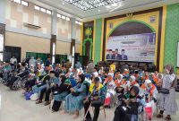 Sebanyak 95 dari 359 jemaah kelompok terbang (kloter) 14 Embarkasi Palembang melalui fast track saat tiba di Asrama Haji Palembang, Minggu (11/06).