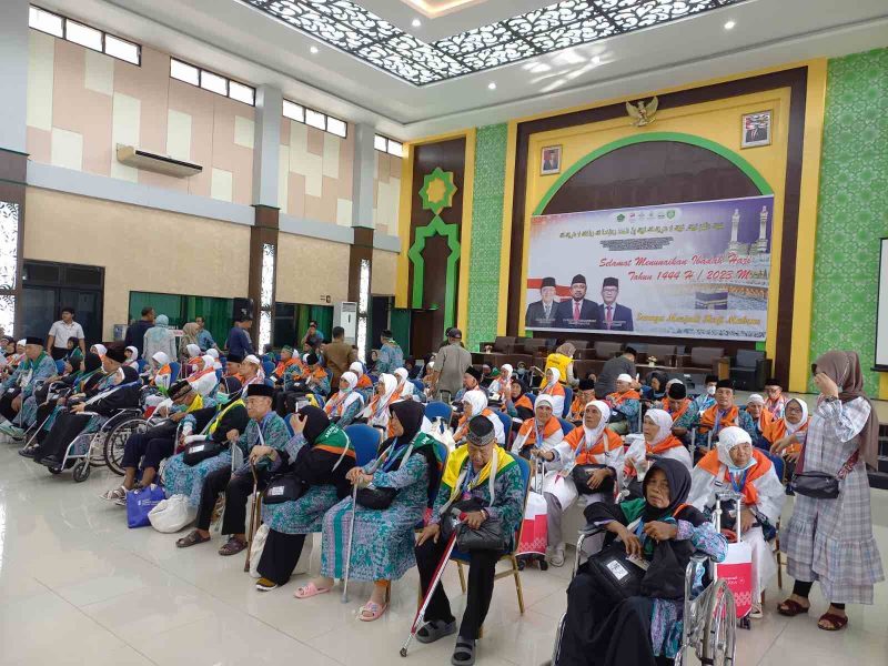 Sebanyak 95 dari 359 jemaah kelompok terbang (kloter) 14 Embarkasi Palembang melalui fast track saat tiba di Asrama Haji Palembang, Minggu (11/06).