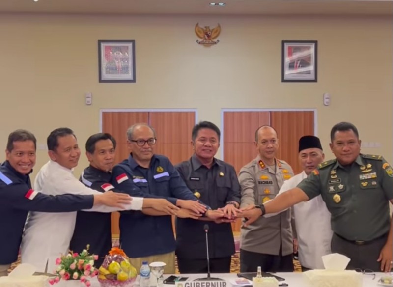 Rapat Pembahasan Upaya Penanganan dan Penanggulangan Sumur Masyarakat bersama Gubernur Sumsel H Herman Deru, Kapolda Sumsel Kapolda Irjen Pol A Rachmad Wibowo dan Pj Bupati Muba Apriyadi Mahmud dan Direktur Jenderal [Dirjen] Kementerian ESDM Prof Turtuka Ariadji PhD, Kasdam II Sriwijaya Brigjen TNI Ruslan Effendy SIP, Pengawas Internal SKK Migas Prof Eko Indra Heri, Kepala Perwakilan SKK Migas Sumbagsel Anggono Mahendrawan, Deputi Eksploitasi SKK Migas Wahju Wibowo di Mapolda Sumsel Senin 12 Juni 2023.