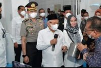 Wapres RI KH Ma’ruf Amin saat merespon pertanyaan awak media pada keterangan persnya usai melakukan ziarah ke makam Raja Ali Haji, di Pulau Penyengat, Kepulauan Riau,  Kamis (8/6/2023)