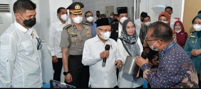 Wapres RI KH Ma’ruf Amin saat merespon pertanyaan awak media pada keterangan persnya usai melakukan ziarah ke makam Raja Ali Haji, di Pulau Penyengat, Kepulauan Riau, Kamis (8/6/2023)