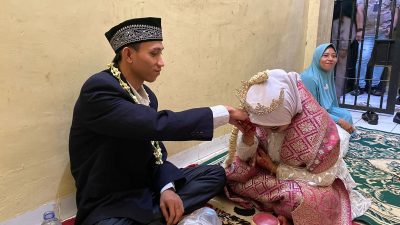 Raut wajah Sendi Wijaya, warga Kecamatan Tebing Tinggi terpancar bahagia kala melaksanakan prosesi akad nikah di hotel Prodeo Polres Empat Lawang.