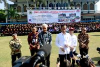 Presiden Jokowi memberikan keterangan pers usai meninjau SMKN Jawa Tengah, Semarang, Jateng, Rabu (30/08/2023). (Foto: BPMI Setpres)