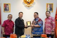 Ketua Departemen Politik dan Ilmu Pemerintahan Nur Hidayat Sardini, Dekan Fisip Undip Hardi Warsono, Ketua Bawaslu Rahmat Bagja, dan Sekjen Bawaslu Ichsan Fuady berfoto bersama di Kantor Bawaslu