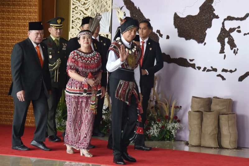 Presiden Jokowi bersama Ketua DPR RI Puan Maharani, Ketua DPR RI La Nyalla Mattalitti, dan Ketua MPR RI Bambang Soesatyo sebelum menyampaikan pidato pada Sidang Tahunan MPR RI dan Sidang Bersama DPR RI dan DPD RI dalam rangka HUT Ke-78 Proklamasi Kemerdekaan RI 