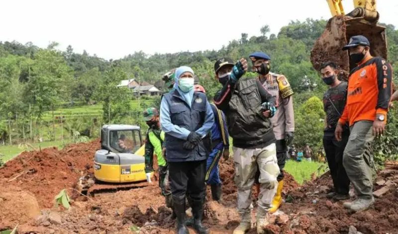 Khofifah Indar Parawansa Gubernur Jatim waktu meninjau salah satu lokasi terdampak bencana (Foto: Istimewa)