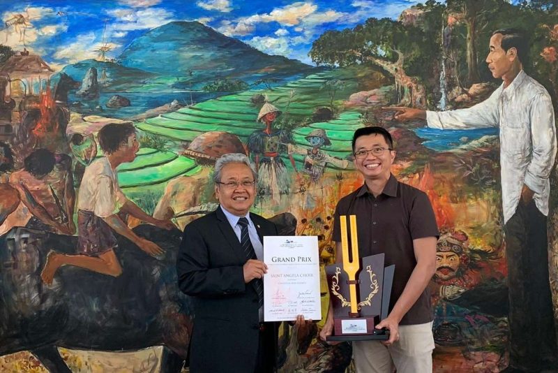 Dubes Indonesia untuk Jepang Heri Akhmadi (kiri) bersama konduktor Roni Sugiarto dari Santa Angela Choir (Foto: KBRI Tokyo)