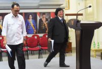 Menteri LHK Siti Nurbaya dan Menhub Budi Karya Sumadi sebelum memberikan keterangan pers, Senin (14/08/2023), di Jakarta. (Foto: Humas Setkab)