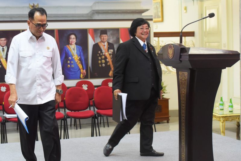 Menteri LHK Siti Nurbaya dan Menhub Budi Karya Sumadi sebelum memberikan keterangan pers, Senin (14/08/2023), di Jakarta. (Foto: Humas Setkab)