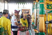 Menparekraf Sandiaga Salahuddin Uno saat mengunjungi makam Sultan Suriansyah yang merupakan salah satu daya tarik wisata yang ada di Desa Wisata Kuin Utara, Banjarmasin, (3/8/2023).