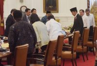 Presiden Jokowi tiba di ruang ratas, di Istana Merdeka, Jakarta, Senin (14/08/2023). (Foto: Humas Setkab)