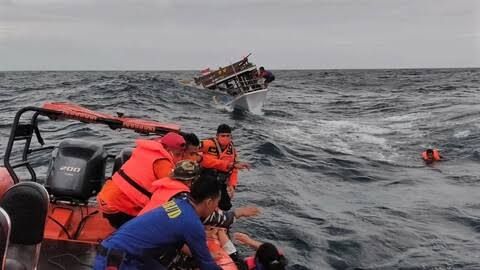 Ilustrasi, pencarian korban kapal tenggelam (Foto: Istimewa)