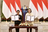 Menkeu Sri Mulyani Indrawati dan Menlu Retno Marsudi menandatangani Nota Kesepahaman tentang kerja sama di bidang keuangan dan hubungan luar neger