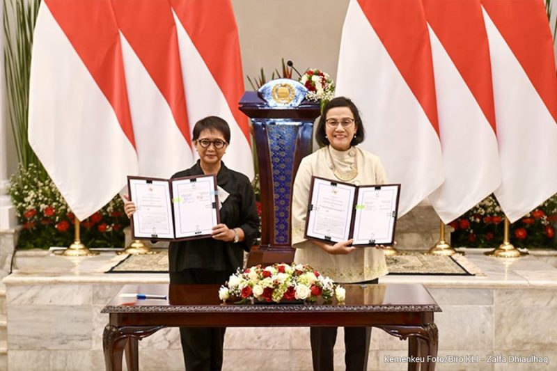 Menkeu Sri Mulyani Indrawati dan Menlu Retno Marsudi menandatangani Nota Kesepahaman tentang kerja sama di bidang keuangan dan hubungan luar neger