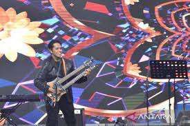 Gitaris Balawan saat tampil di Seoul International Harmonica Festival yang digelar di Gwanghamun Square, Seoul, Korea Selatan, Sabtu (5/8/2023) (Foto: KBRI Seoul)