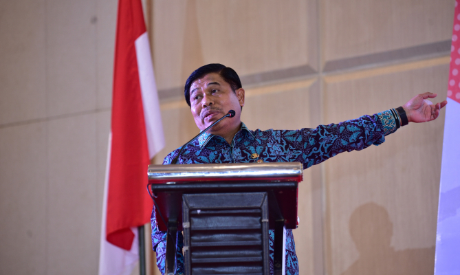 Sekjen Kementerian Dalam Negeri Suhajar Diantoro saat menjadi pembicara dalam kegiatan Rakornas Pencegahan Pelanggaran Netralitas ASN Pemilu Serentak Tahun 2024 pada Senin (28/8/2023) di Batam, Kepulauan Riau