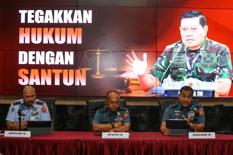 Kababinkum TNI Laksamana Muda TNI Kresno Buntoro bersama Danpuspom TNI Marsekal Muda TNI Agung Handoko dan Kapuspen TNI Laksamana Muda TNI Julius Widjojono