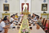 Presiden Jokowi memimpin ratas membahas ketersediaan dan keterjangkauan harga beras nasional, di Istana Merdeka, Jakarta, Rabu (02/08/2023) siang. (Foto: Humas Setkab)