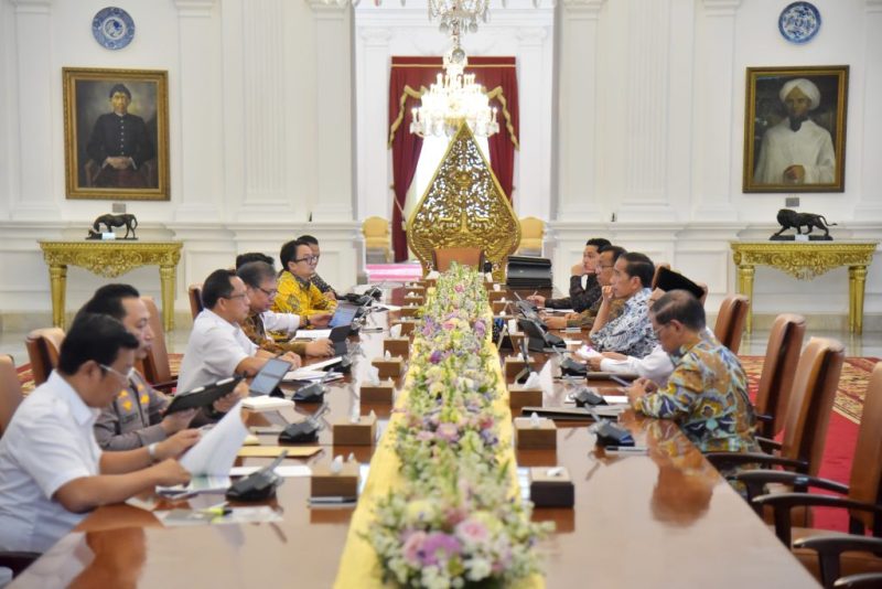 Presiden Jokowi memimpin ratas membahas ketersediaan dan keterjangkauan harga beras nasional, di Istana Merdeka, Jakarta, Rabu (02/08/2023) siang. (Foto: Humas Setkab)