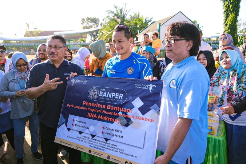 Menparekraf Sandiaga Uno menyerahkan bantuan kepada sejumlah pelaku UMKM ekonomi kreatif di Probolinggo, Jawa Timur, Sabtu (12/8/2023).