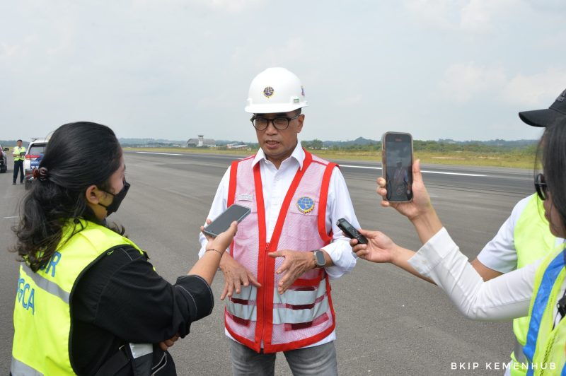 Menteri Perhubungan RI, Budi Karya Sumadi saat memberi keterangan pers