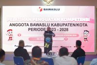 Anggota Bawaslu Totok Hariyono  memberikan arahan dalam Pelatihan Penguatan Kompetensi Anggota Bawaslu Kabupaten/Kota periode 2023-2028 di Pusat Pengembangan SDM (PPSDM) BNN, Kabupaten Bogor, Minggu (27/8/2023)