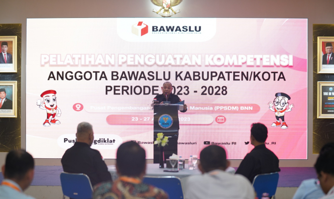 Anggota Bawaslu Totok Hariyono memberikan arahan dalam Pelatihan Penguatan Kompetensi Anggota Bawaslu Kabupaten/Kota periode 2023-2028 di Pusat Pengembangan SDM (PPSDM) BNN, Kabupaten Bogor, Minggu (27/8/2023)