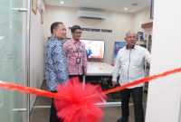 Anggota Bawaslu Totok Hariyono dan Sekretaris Jenderal Bawaslu Ichsan Fuady memantau lokasi Pos Konsultasi Hukum yang diluncurkan di lantai 5 Gedung Bawaslu, Jakarta (18/8/2023)