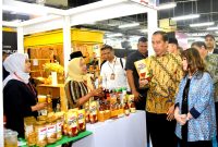Presiden Jokowi meninjau pameran Apindo, Senin (31/07/2023), di Jakarta. (Foto: BPMI Setpres)