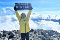 Raihanun saat mencapai puncak Gunung Rinjani