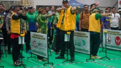 Menpora Dito bersama Walikota Lubuklinggau HN Prana Putra Sohe saat melontarkan ketapel, Kamis (24/5/2023) tanda dibukanya Turnamen Mbetet Walikota Cup di Lubuklinggau