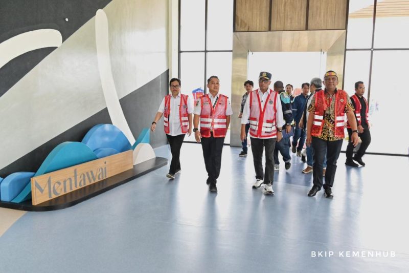 Menteri Perhubungan Budi Karya Sumadi, Minggu (13/8), meninjau progres pembangunan bandara baru di Pulau Mentawai, Sumatera Barat