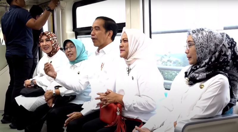 Presiden Jokowi didampingi Ibu Iriana dan anggota OASE IK menjajal LRT Terintegrasi Jabodebek dari Stasiun Harjamukti ke Stasiun Cawang, Senin (28/08/2023). (Sumber: Tangkapan Layar)
