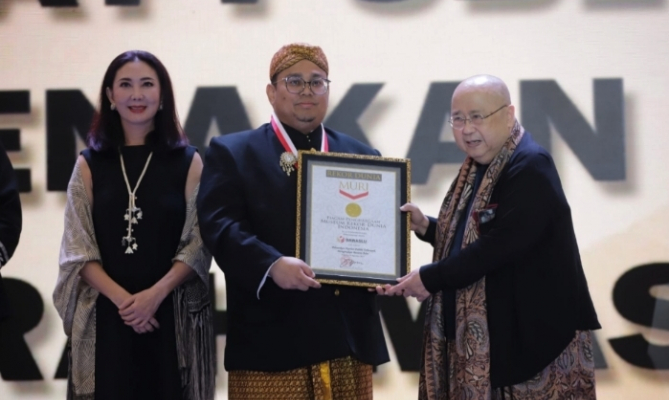 Bawaslu meraih rekor MURI dengan kategori Pelantikan Pejabat Publik Terbanyak Mengenakan Busana Adat