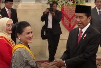 Presiden Jokowi Anugerahkan Tanda Kehormatan Bagi 18 Tokoh JAKARTA | Memperingati Hari Kemerdekaan ke-78 Republik Indonesia tahun 2023, Presiden RI Joko Widodo (Jokowi) menganugerahkan tanda kehormatan kepada 18 orang tokoh. Penganugerahan tanda kehormatan tersebut digelar di Istana Negara, Jakarta, Senin (14/08/2023) pagi. Penganugerahan Tanda Kehormatan Bintang Republik Indonesia Adipradana, Bintang Mahaputera, Bintang Jasa, dan Bintang Budaya Parama Dharma ini didasarkan pada Keputusan Presiden Republik Indonesia Nomor 66, 67, 68, dan 69/TK/Tahun 2023 yang ditetapkan di Jakarta pada tanggal 7 Agustus 2023. “Menganugerahkan tanda kehormatan Bintang Republik Indonesia Adipradana, Bintang Mahaputera, Bintang Jasa, dan Bintang Budaya Parama Dharma sebagai penghargaan atas jasa-jasanya, sesuai ketentuan syarat khusus dalam rangka memperoleh Tanda Kehormatan Bintang Republik Indonesia Adiprana, Bintang Mahaputera, Bintang Jasa, dan Bintang Budaya Parama Dharma sebagaimana diatur dalam Undang-Undang,” demikian bunyi kutipan Keputusan Presiden tersebut. Berikut penerima tanda kehormatan tersebut: Bintang Republik Indonesia Adipradana:
– Ibu Negara Iriana Joko Widodo Bintang Mahaputera Adiprana:
– Ibu Wury Estu Handayani Ma’ruf Amin
– Sukma Violetta, Anggota Komisi Yudisial RI – Ketua Bidang Pencegahan dan Peningkatan Kapasitas Hakim
– Saldi Isra, Wakil Ketua Mahkamah Konstitusi RI Bintang Mahaputera Utama:
– Joko Sasmito, Anggota Komisi Yudisial RI – Ketua Bidang Pengawasan Hakim dan Investigasi Bintang Mahaputera Pratama:
– Komjen (Purn) Boy Rafli Amar, Kepala Badan Nasional Penanggulangan Terorisme (BNPT) (Periode Mei 2020 – Maret 2023) Bintang Mahaputera Nararya
– Wishnutama Kusubandio, penggiat seni Bintang Jasa Utama:
– Sumartoyo, Anggota Komisi Yudisial RI – Ketua Bidang Sumberdaya Manusia, Advokasi Hukum, Penelitian dan Pengembangan (Periode 2015-2020)
– Makarim Wibisono, Penasihat Senior Menteri Lingkungan Hidup dan Kehutanan Bidang Kerja Sama Internasional
– Anak Agung Gde Ngurah Ari Dwipayana, Staf Khusus Presiden
– Sukardi Rinakit, Staf Khusus Presiden
– Olly Dondokambey, Gubernur Sulawesi Utara Bintang Jasa Pratama:
– R. Soehardjono Sastromihardjo, Duta Besar untuk Kenya, United Nations Environment Programme (UNEP), dan UN-Habitat
– Sudharto Prawoto Hadi, Guru Besar Manajemen Lingkungan Universitas Diponegoro selaku Ketua Dewan Pertimbangan PROPER, Kementerian Lingkungan Hidup dan Kehutanan
– Edvin Aldrian, Peneliti Ahli Utama, Pusat Riset Iklim dan Atmosfer, Badan Riset dan Inovasi Nasional (BRIN) Bintang Jasa Nararya:
– Alm. Ki Mohammad Amir Sutaarga, Ahli Permuseuman Bintang Budaya Parama Dharma:
– Alm. Tjokorda Gde Agung Sukawati, Budayawan
– Alm. Kanjeng Gusti Pangeran Haryo Djoyokusumo, Seniman Kebudayaan dan Pendidikan