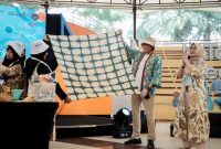 Menparekraf/Kabaparekraf Sandiaga Salahuddin Uno ditantang untuk membuat batik ecoprint dengan teknik shibori 
