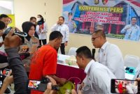 SW pelaku pengoplosan tabung gas LPG 3-12 Kilogram memperagakan mengoplos tabung tersebut di depan petugas dan awak media 