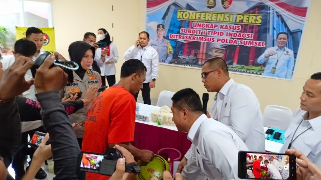 SW pelaku pengoplosan tabung gas LPG 3-12 Kilogram memperagakan mengoplos tabung tersebut di depan petugas dan awak media 