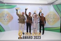 Direktur Sumber Daya Manusia [SDM] PTBA, Suherman menerima langsung empat Penghargaan untuk PT Bukit Asam Tbk di Ajang TJSL & CSR Award 2023 